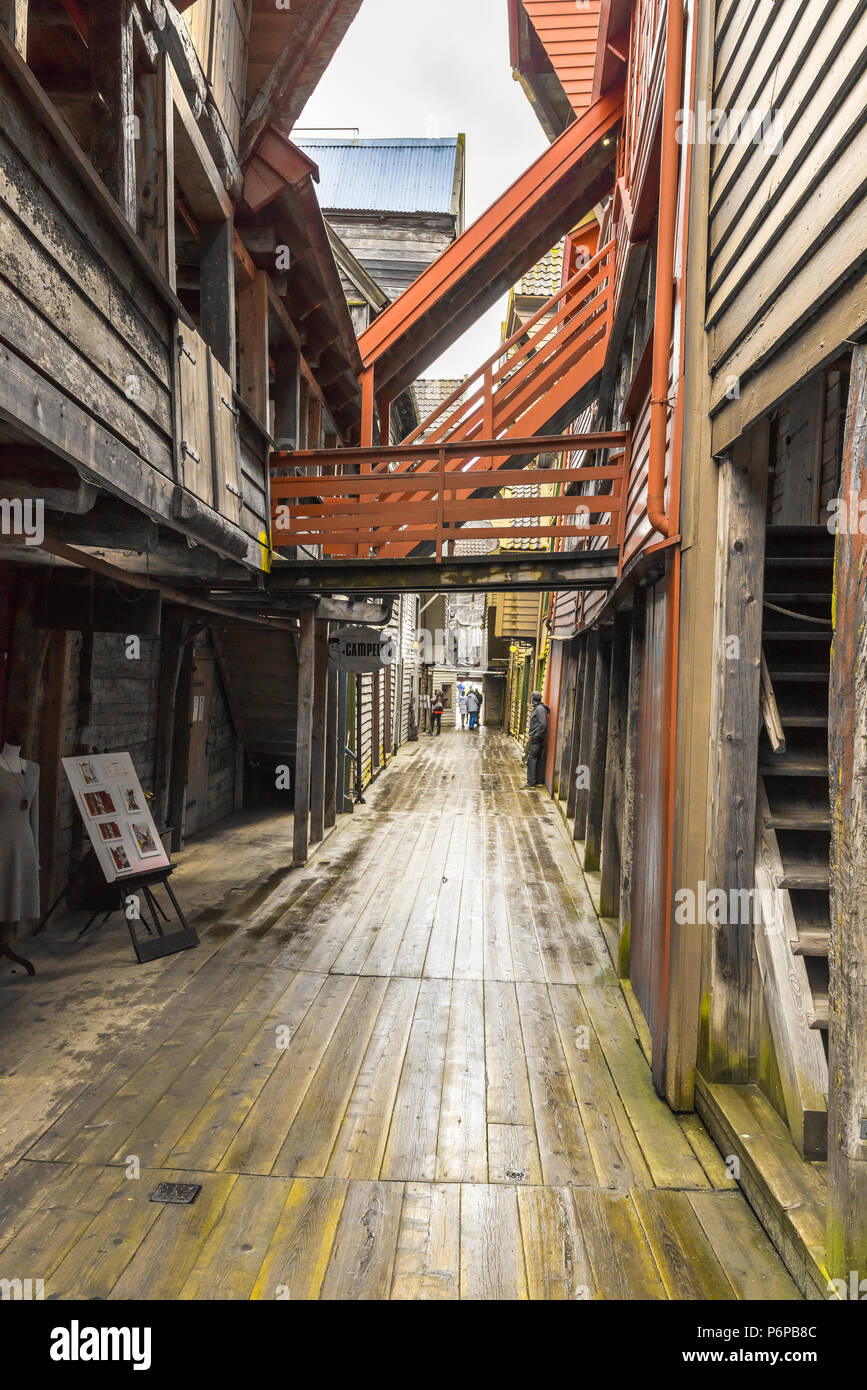 Vecchi edifici anseatica di Bryggen a Bergen, Norvegia, interno in vista di una stretta viuzza con galleria Foto Stock