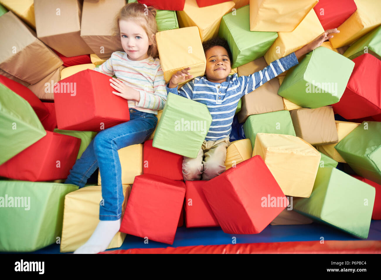 I bambini la costruzione di blocchi di schiuma. Colorato e divertente per i  bambini Foto stock - Alamy