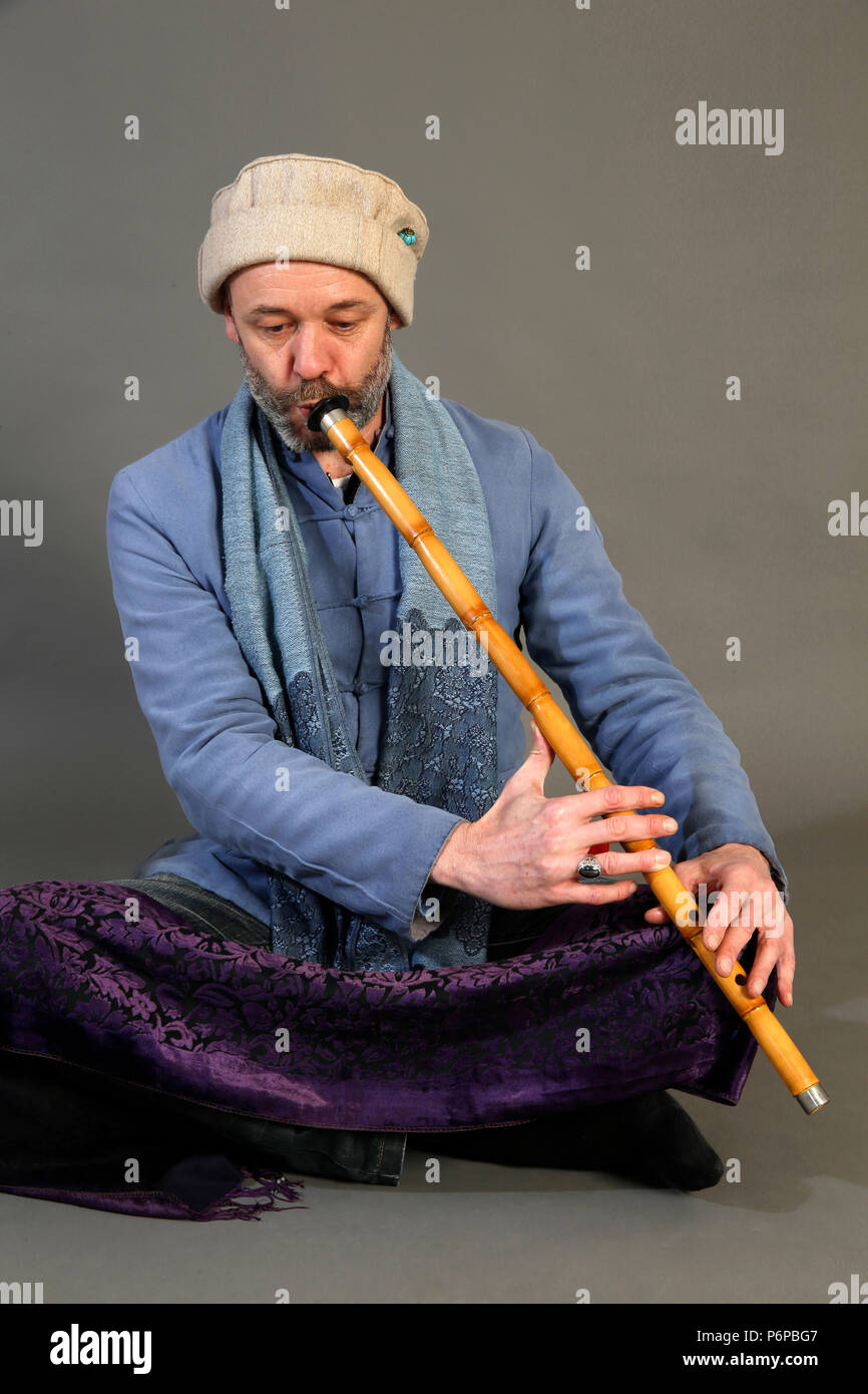 Musicista Sufi giocando un ney. Parigi, Francia. Foto Stock