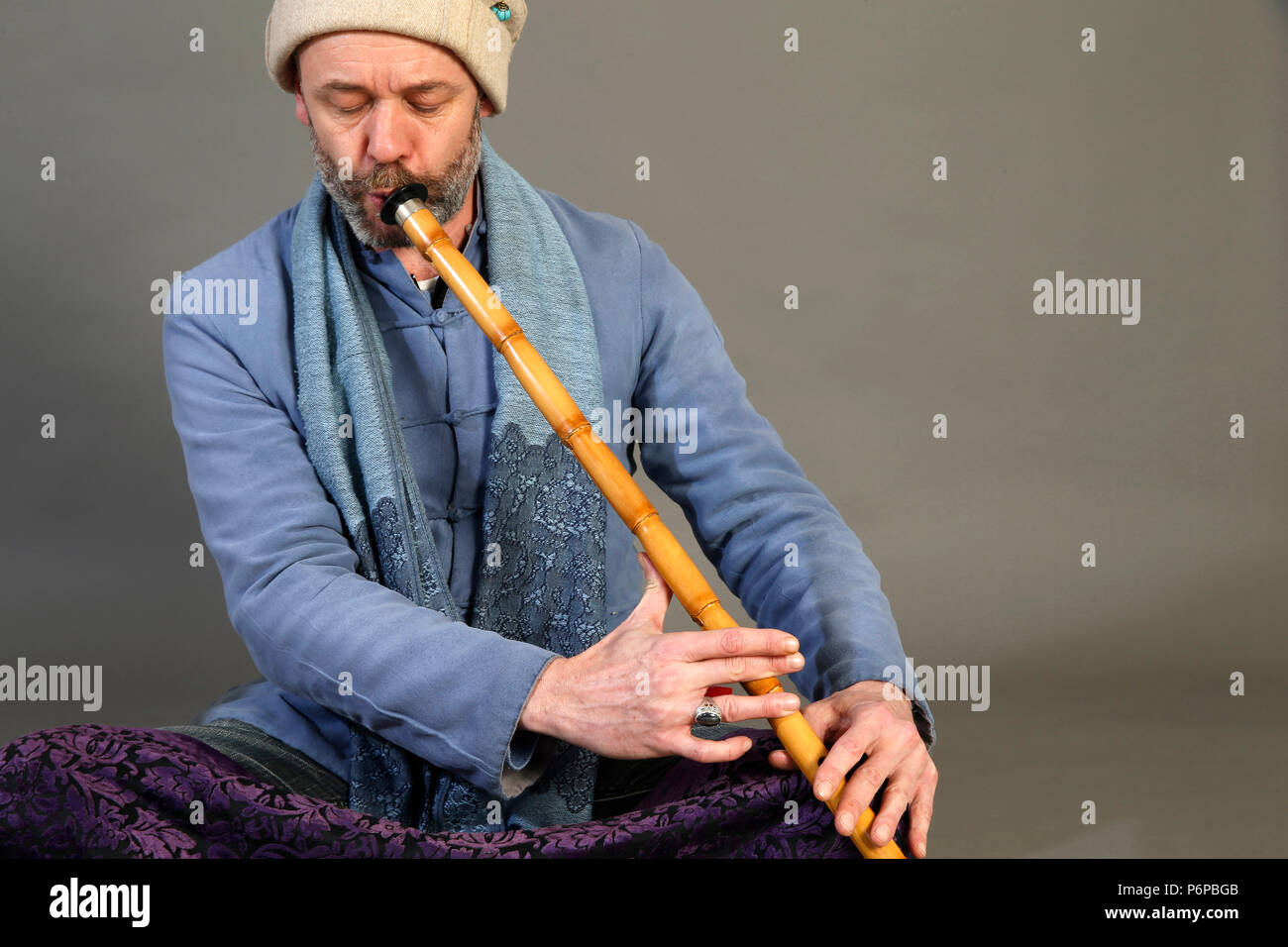 Musicista Sufi giocando un ney. Parigi, Francia. Foto Stock