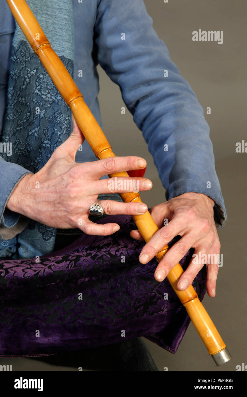 Close-up di un musicista sufi giocando un ney. Parigi, Francia. Foto Stock