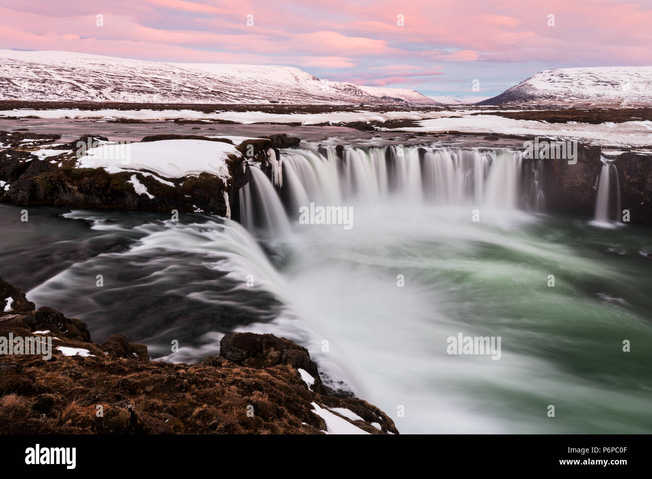 Majestic Goðafoss in un colorato inverno sunrise. Foto Stock