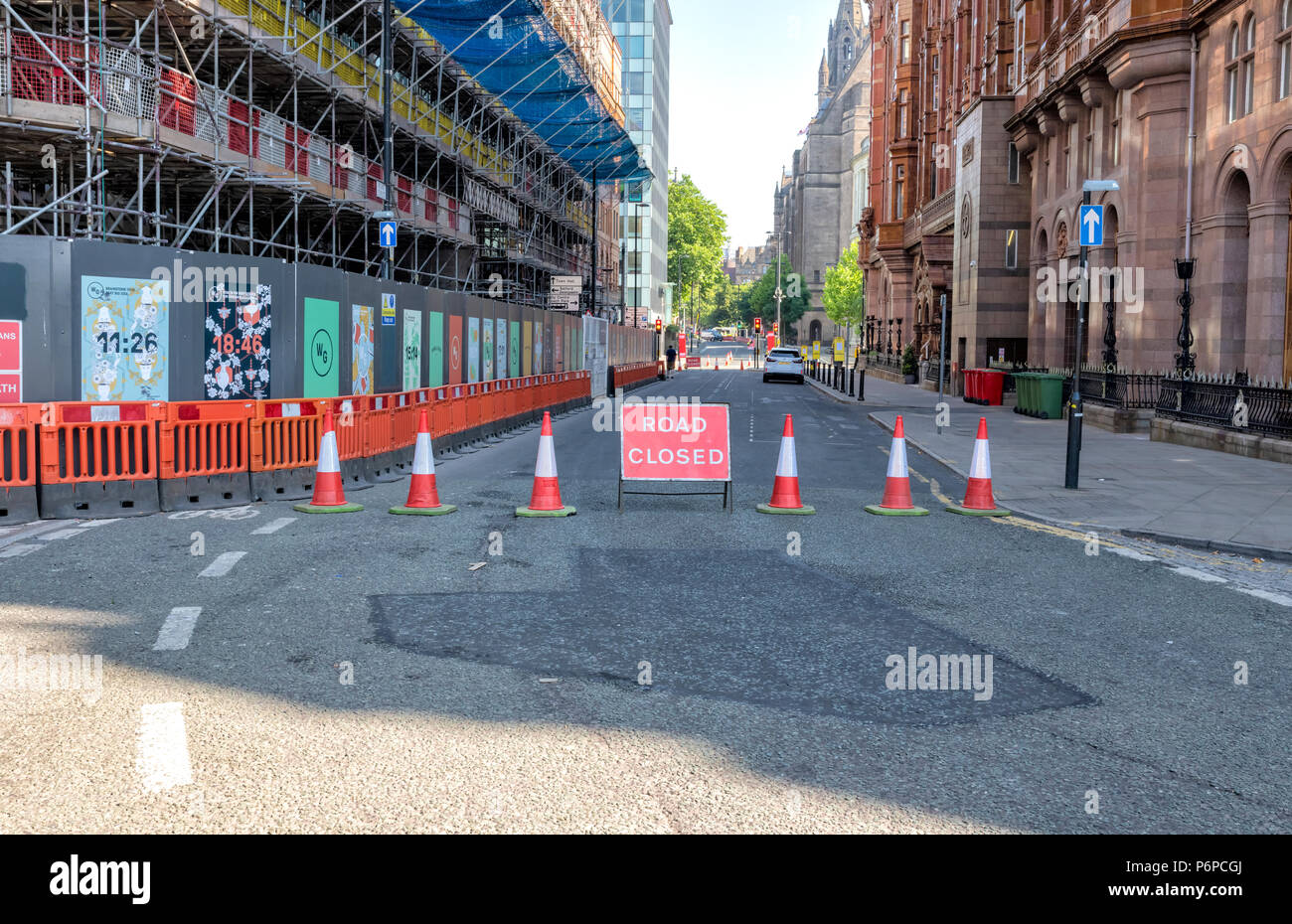 Coni e una strada chiusa segno indicano una chiusa fuori strada nel centro della città di Manchester, UK. Foto Stock