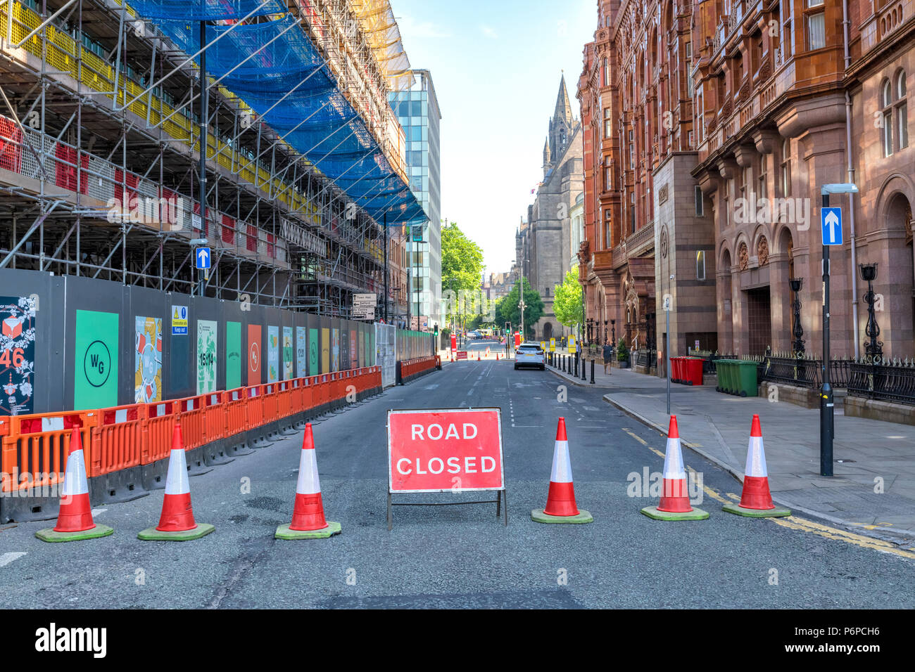 Coni e una strada chiusa segno indicano una chiusa fuori strada nel centro della città di Manchester, UK. Foto Stock