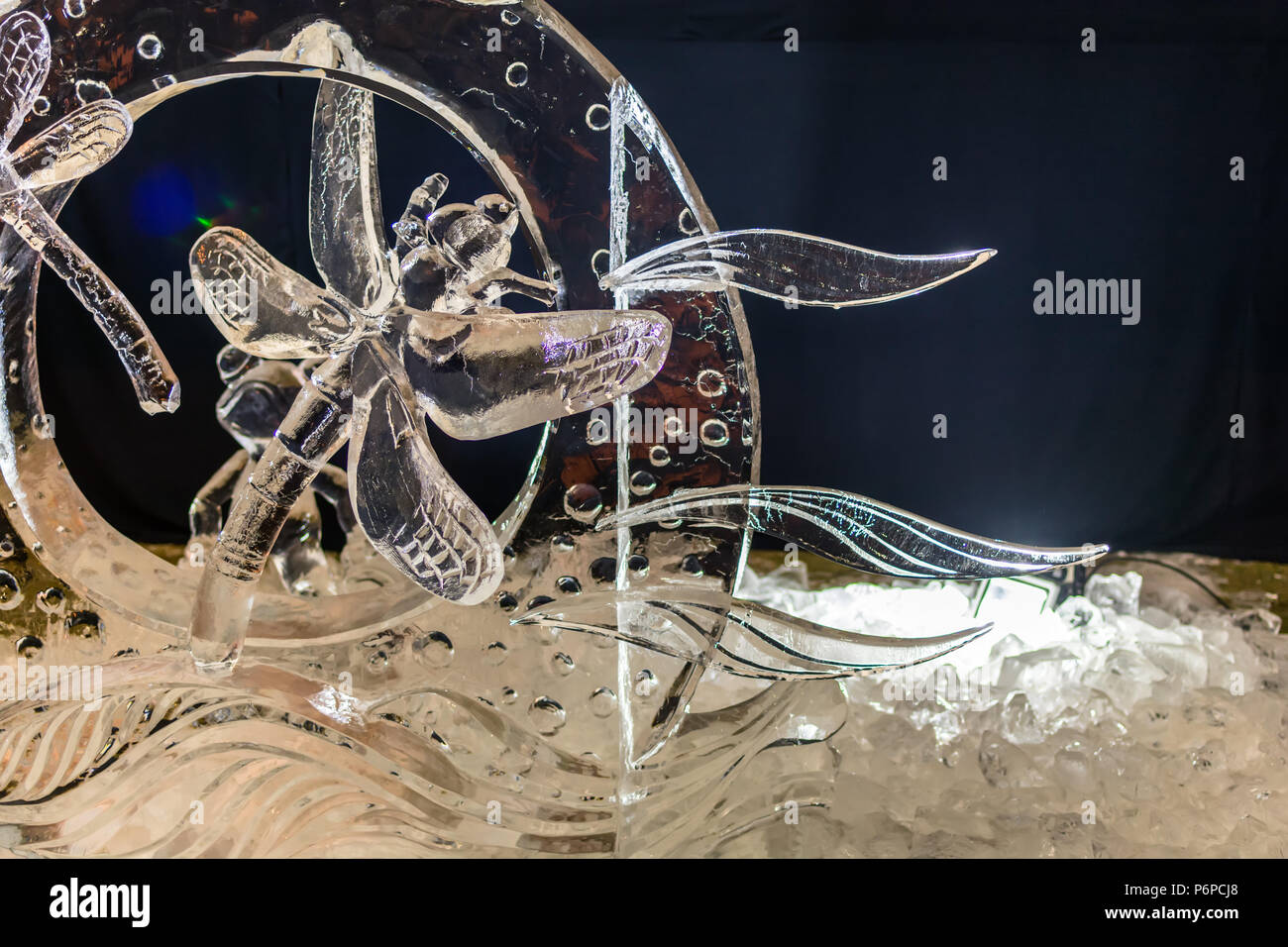 Frammento di scultura di ghiaccio chiamato 'e lasciare che il mondo intero attende dall' artista Vavaev Matvey e Mariia Vavaeva. Xx mi Foto Stock