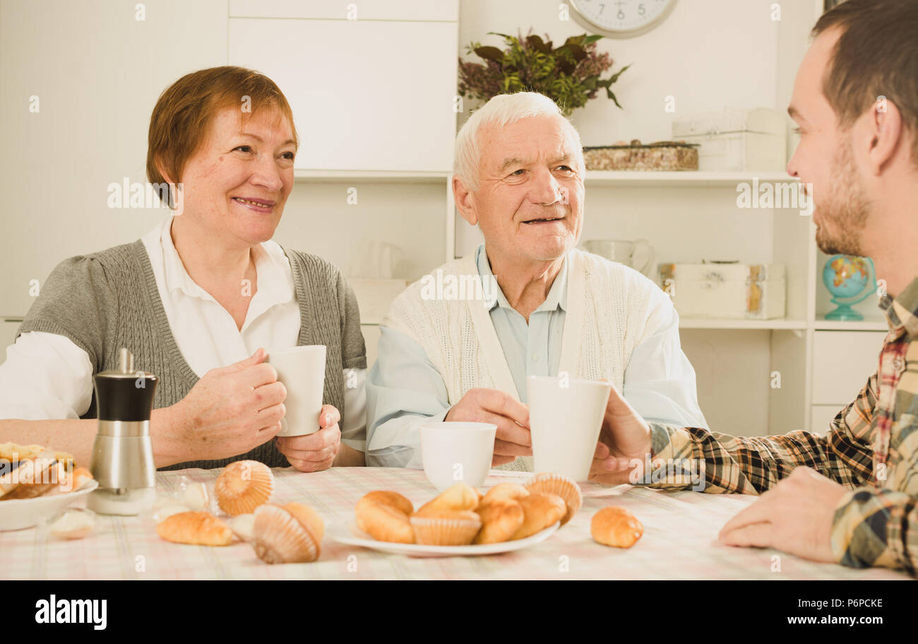 Coppia madre e padre e figlio felice di trascorrere del tempo insieme a casa Foto Stock