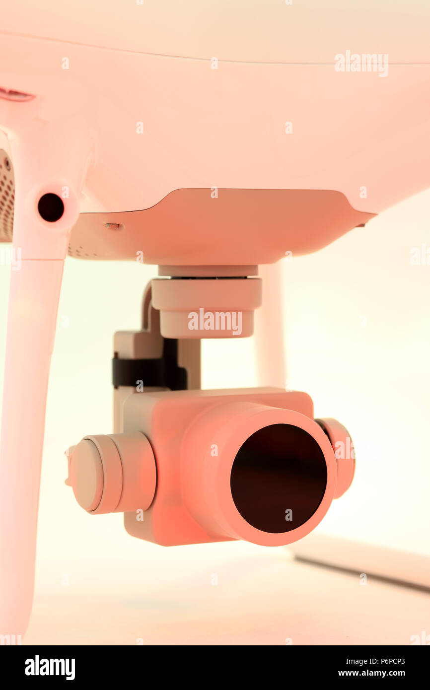 Close up della fotocamera di piccole dimensioni su una sospensione cardanica del drone, studio foto di un drone di aeromobili Foto Stock