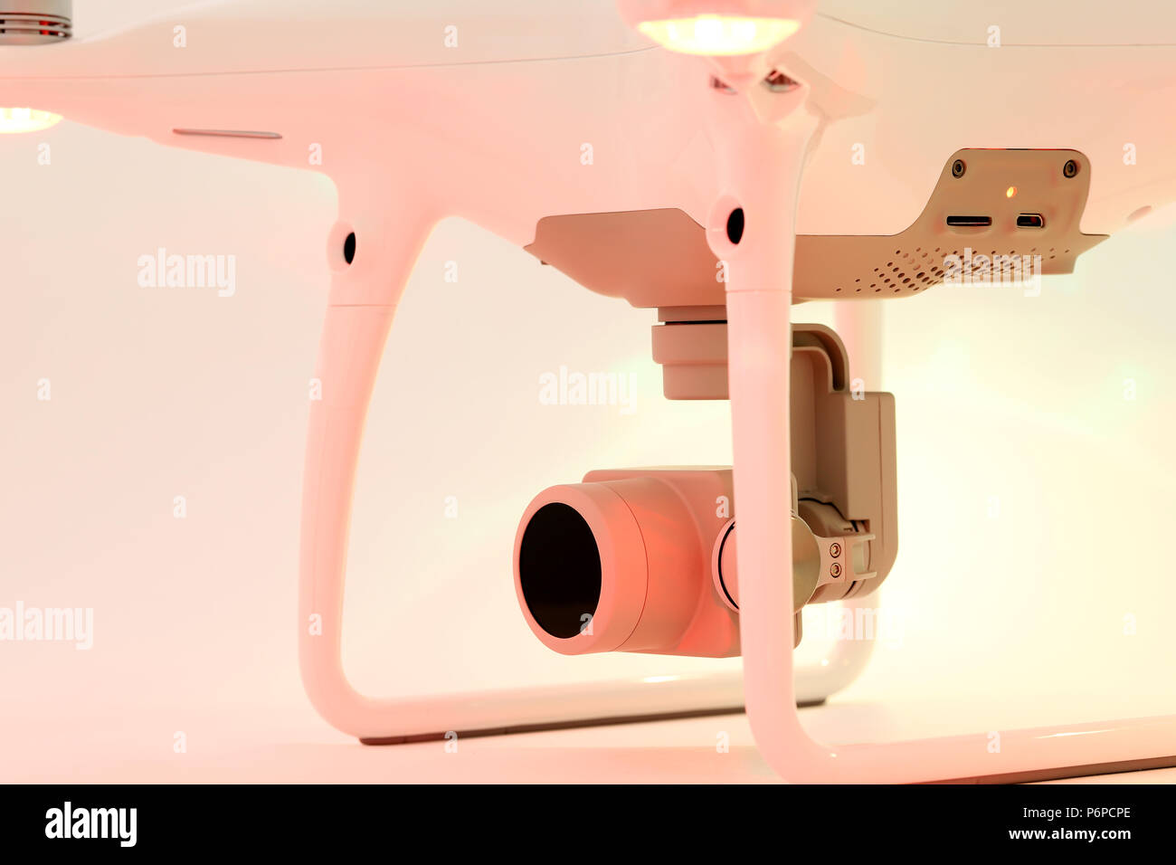 Close up della fotocamera di piccole dimensioni su una sospensione cardanica del drone, studio foto di un drone di aeromobili Foto Stock