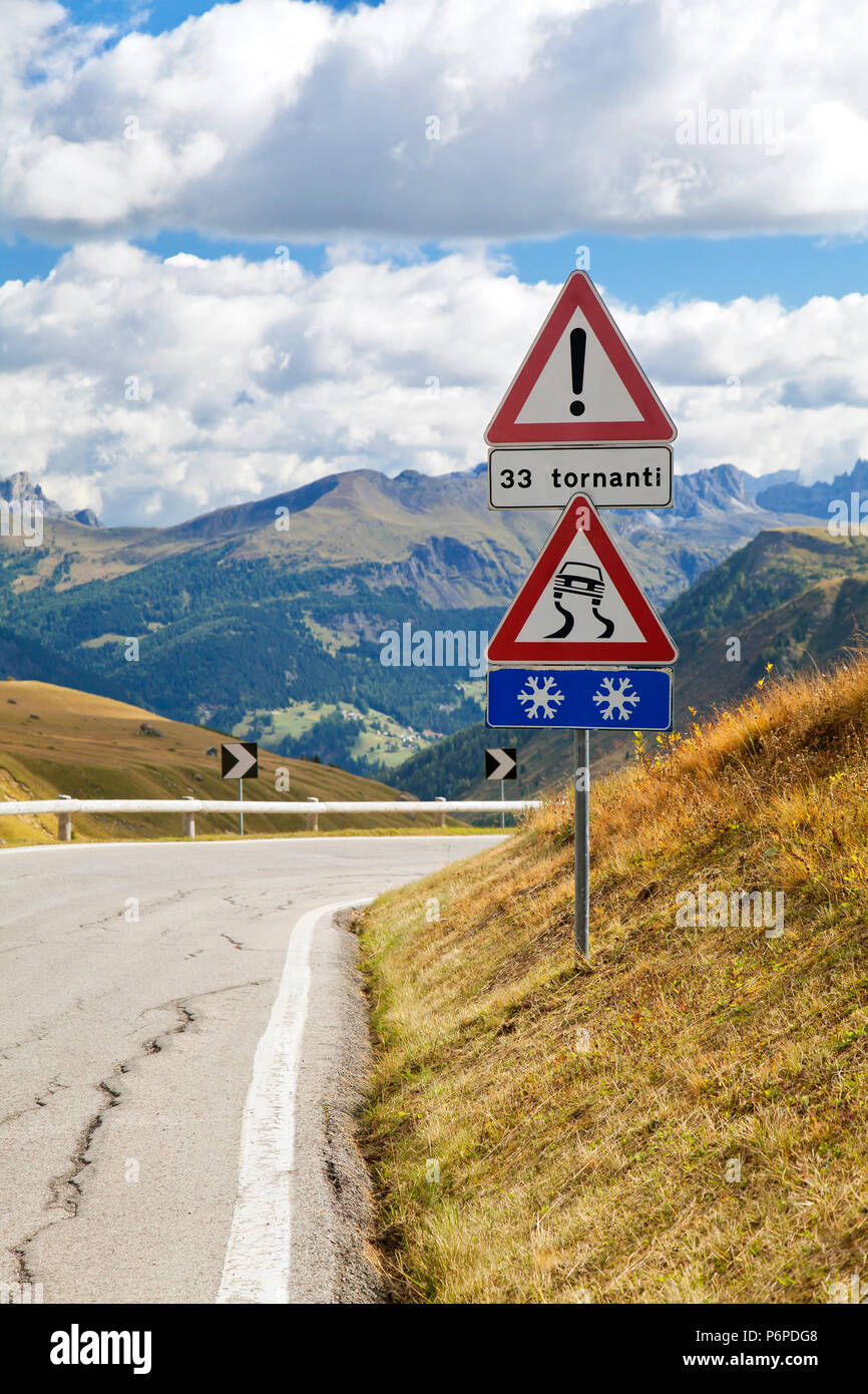 Avvertenza cartello stradale su una strada di montagna nelle Dolomiti, Italia Foto Stock