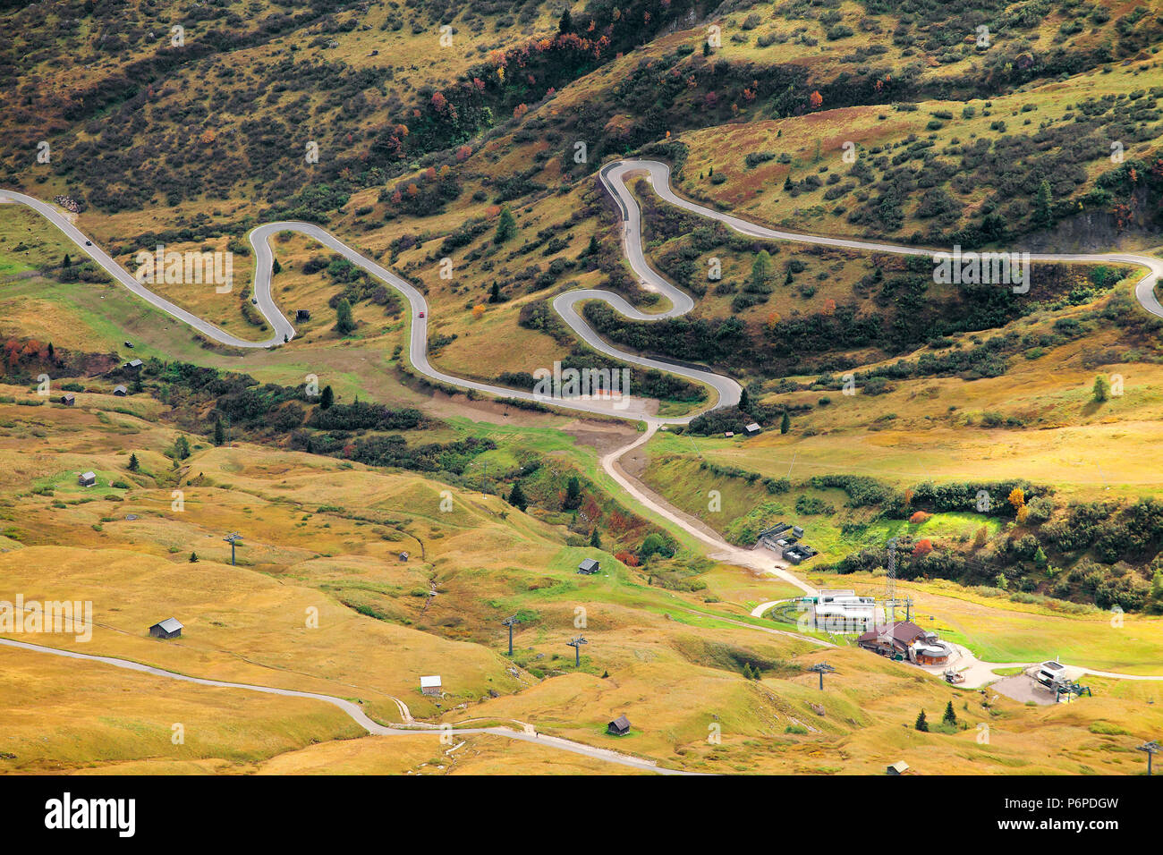 Strada di montagna nelle Dolomiti, Italia, vista da sopra Foto Stock