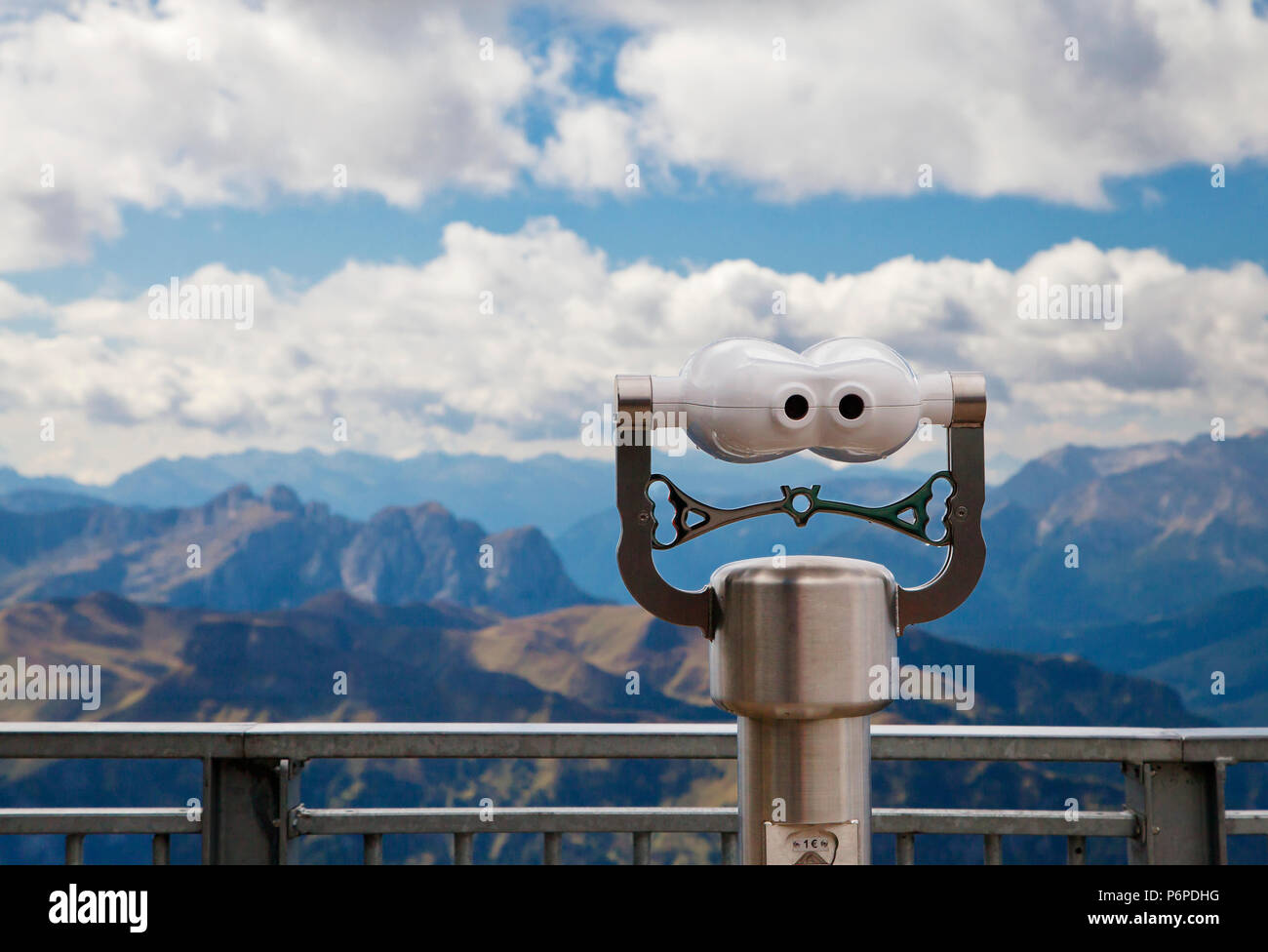Visore binoculare guardando le montagne, nelle Dolomiti, Italia Foto Stock