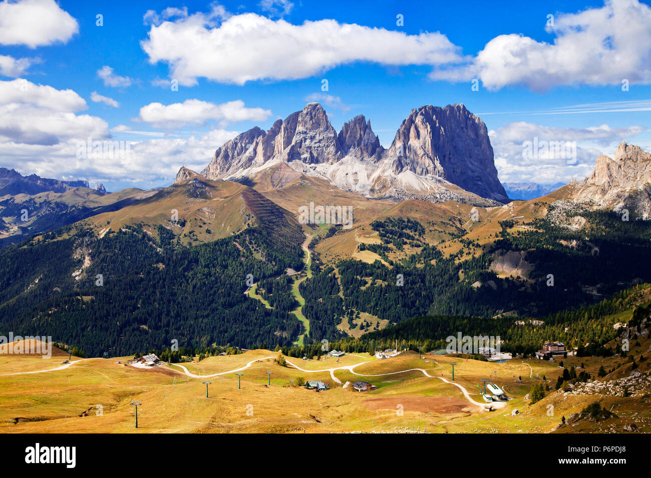 Dolomiti montagne paesaggio su una soleggiata giornata autunnale Foto Stock