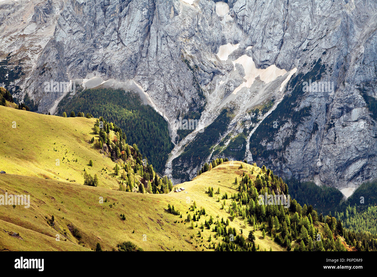 Dolomiti montagne paesaggio su una soleggiata giornata autunnale Foto Stock