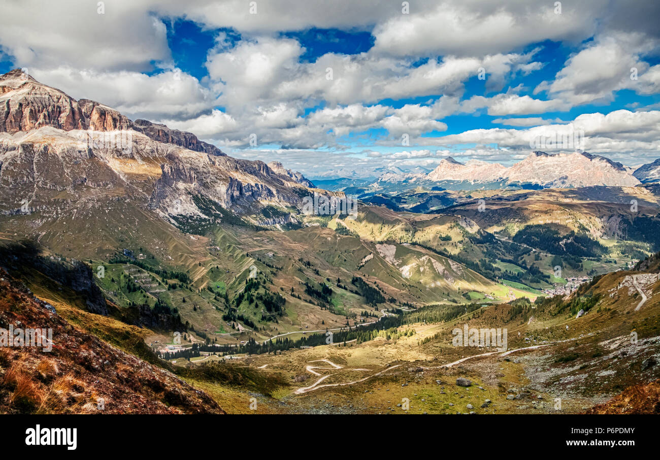Dolomiti montagne paesaggio su una soleggiata giornata autunnale Foto Stock