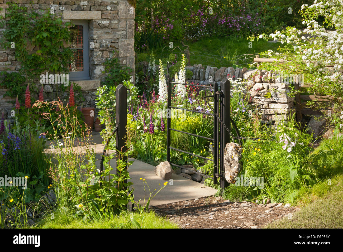 Il Benvenuto a Yorkshire giardino giardino mostra al RHS Chelsea Flower Show 2018. Progettato da Mark Gregory. Costruito da rilievi. Foto Stock