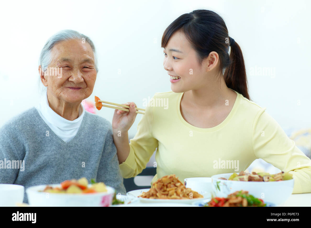 Asian senior stile di vita della gente con la loro famiglia Foto Stock