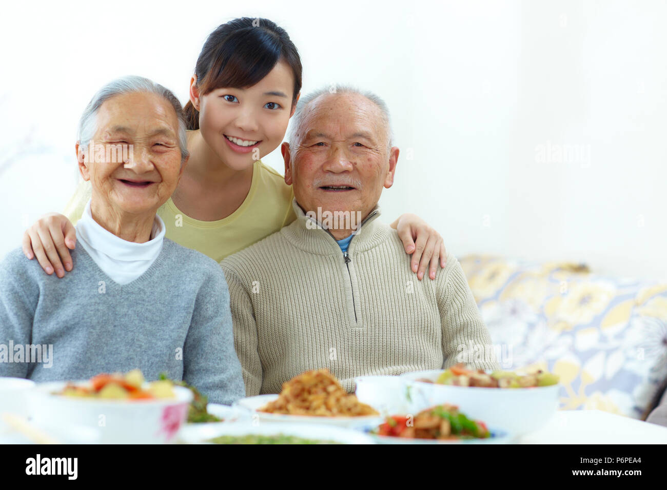 Felice giovane donna asiatica con il suo anziano nonni sorriso alla fotocamera Foto Stock