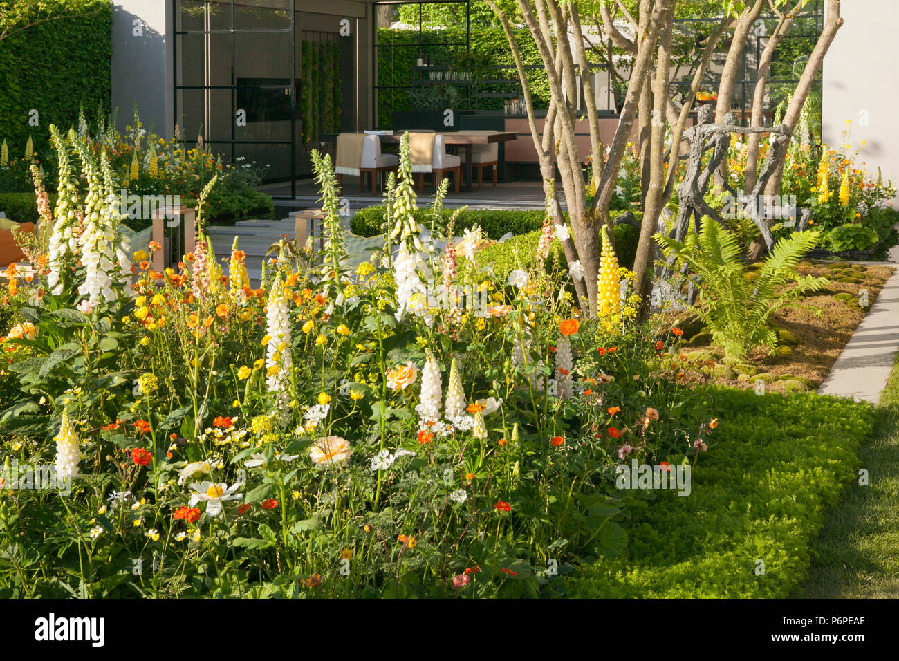 La LG Eco-City giardino giardino mostra al RHS Chelsea Flower Show 2018. Progettato da Hay-Joung Hwang. Costruito da Randle Siddeley. Sponsorizzato da LG. Foto Stock