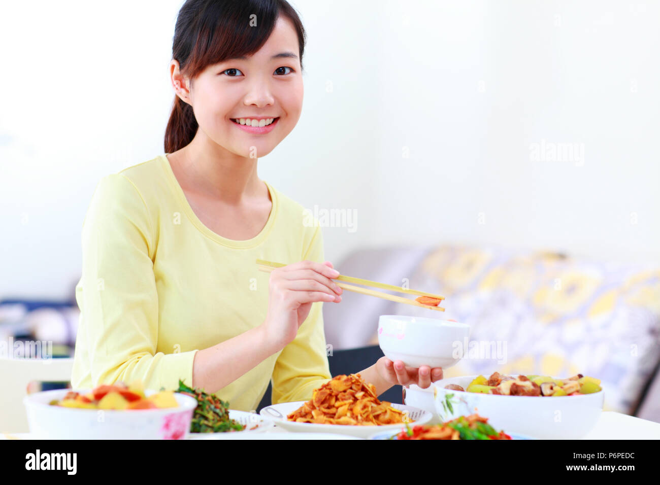 Piuttosto giovane donna asiatica avente pasto Foto Stock