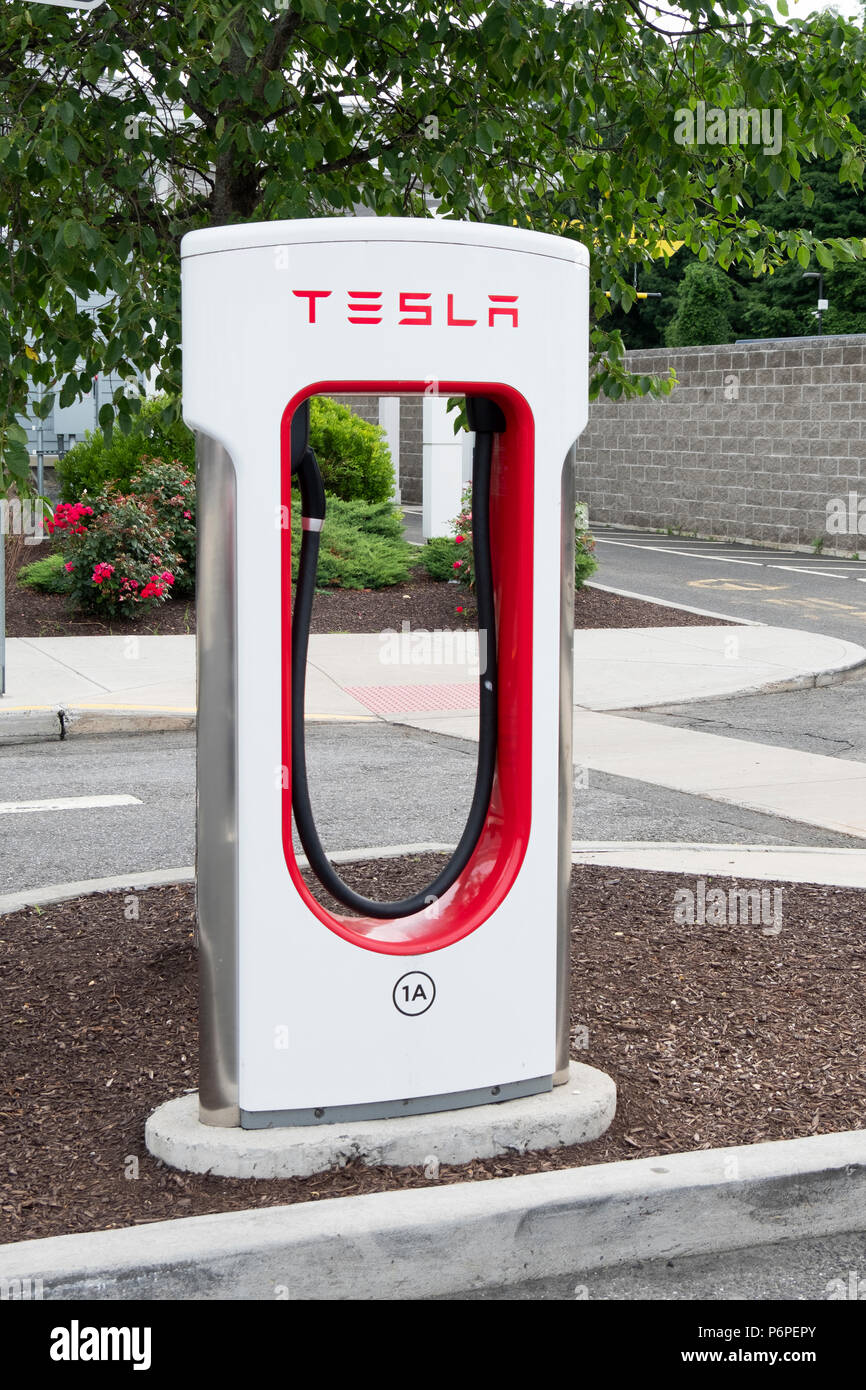 Una Tesla auto elettrica stazione di ricarica in una strada del centro di benvenuto in Darien, Connecticut, appena fuori percorso ho95 Foto Stock
