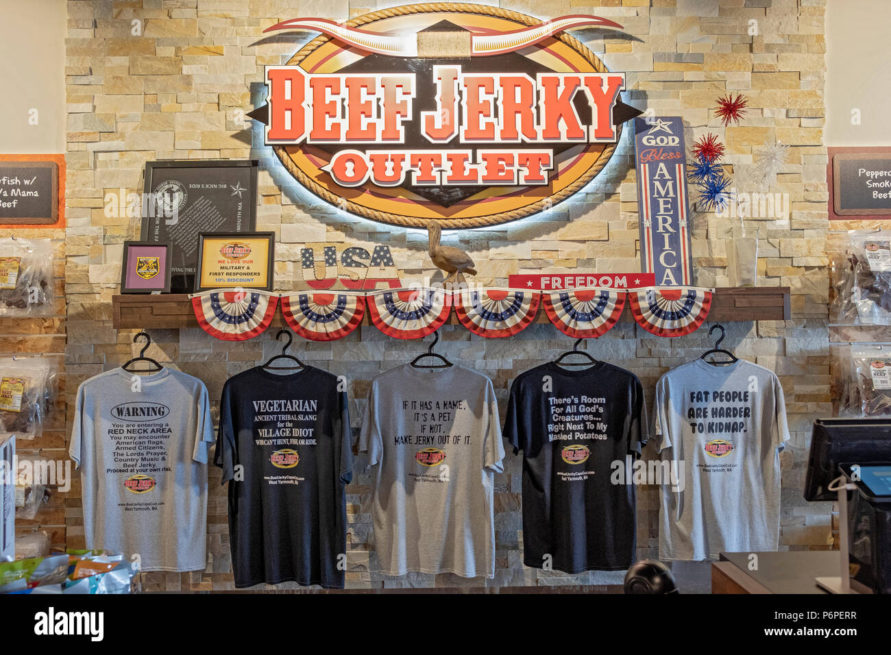 Magliette per la vendita presso il Beef Jerky OUTLET STORE in West Yarmouth, MA. Foto Stock