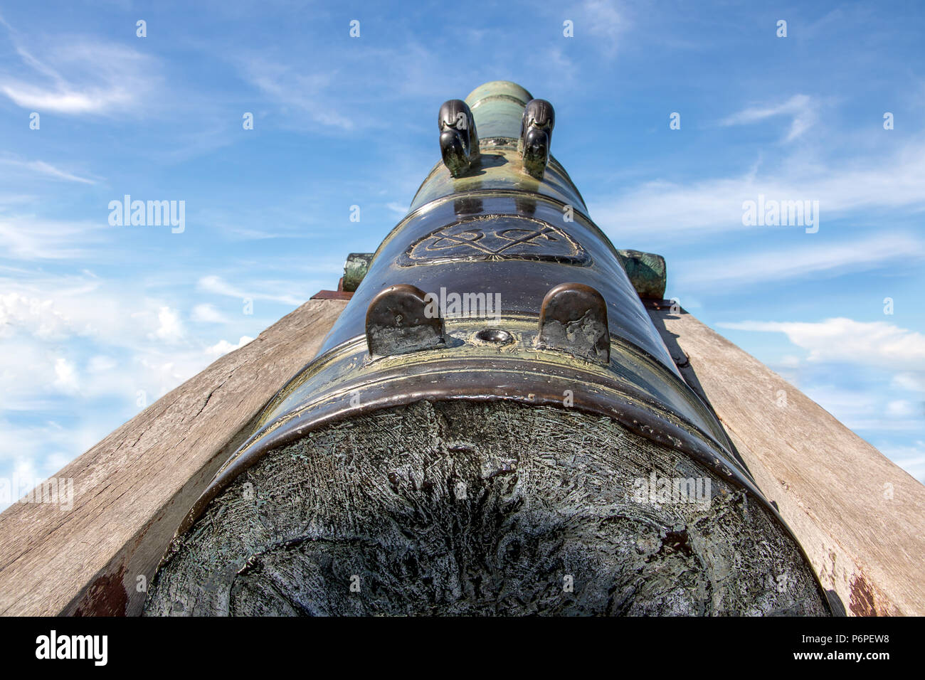 Il vecchio di grosso calibro teste di cannone al cielo blu. Cannone decorativo su sfondo blu. Campo storico-gun presso il Cornwallis fortezza. Foto Stock