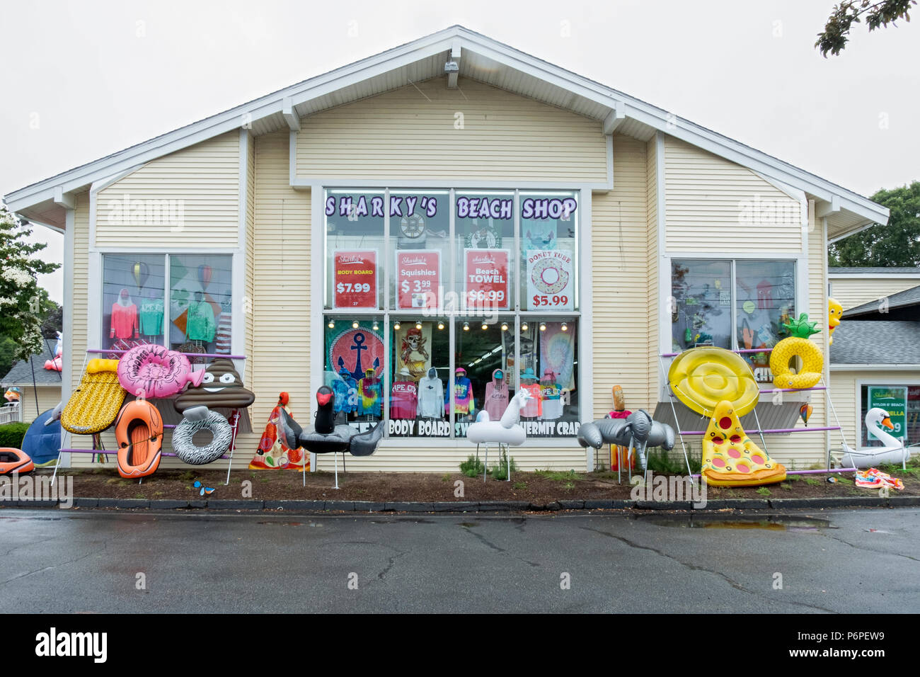 L'esterno di SHARKY'S BEACH SHOP in West Yarmouth, MA. Grandi gommoni adornano l'esterno. Foto Stock