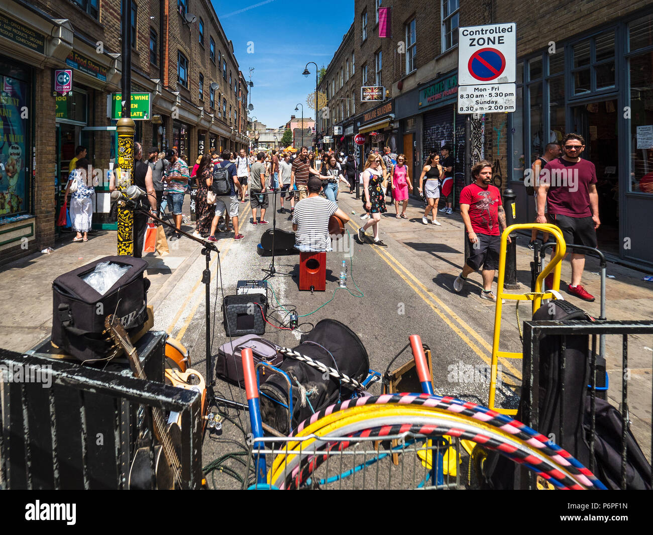 Brick Lane Busker - spettacoli di strada a Londra il popolare Brick Lane, casa di un vivace mercato di domenica Foto Stock