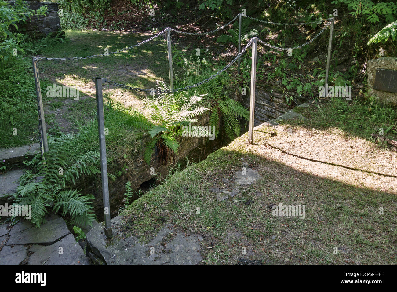 Chiesa di Santa Maria, Pilleth, nei pressi di Knighton, Powys, Wales, Regno Unito. L'antico pozzo santo è detto di avere proprietà curative per gli occhi. Foto Stock