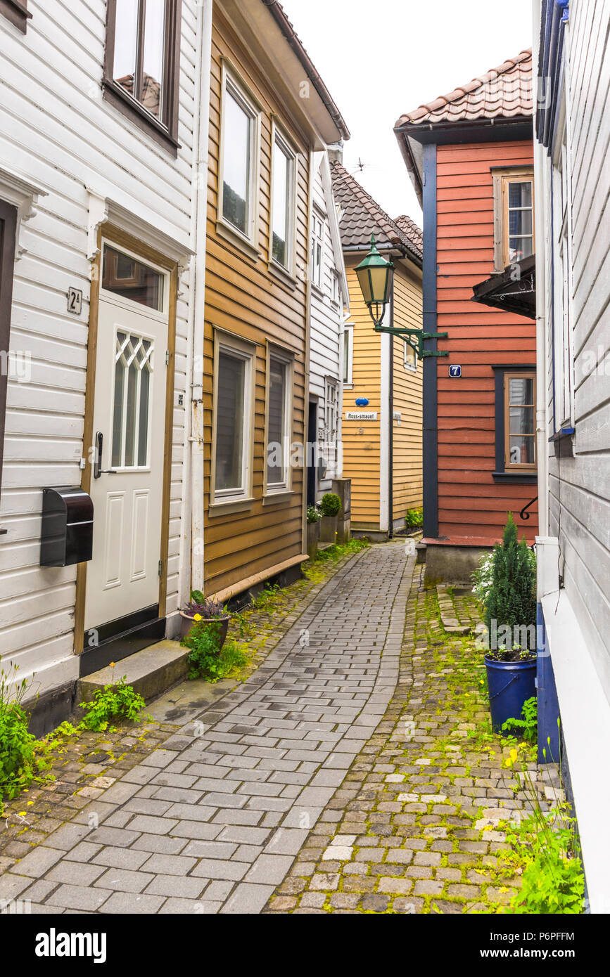 Lane nella città vecchia di Bergen con case in legno, Norvegia Foto Stock