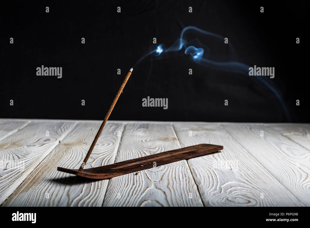 Stick aromatico a covare ed emette molto fumo. Foto Stock