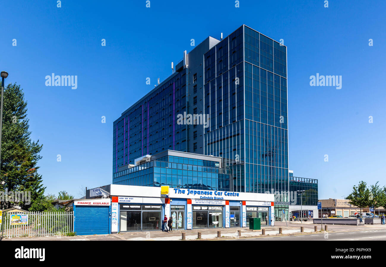 Magazzino di utilità, edificio di vetro, Edgware Road, A5, Colindale, Greater London, NW9, Inghilterra, Regno Unito. Foto Stock