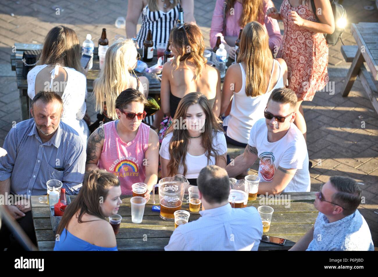 Le persone aventi il divertimento su una serata estati sul lungomare di Brighton Foto Stock