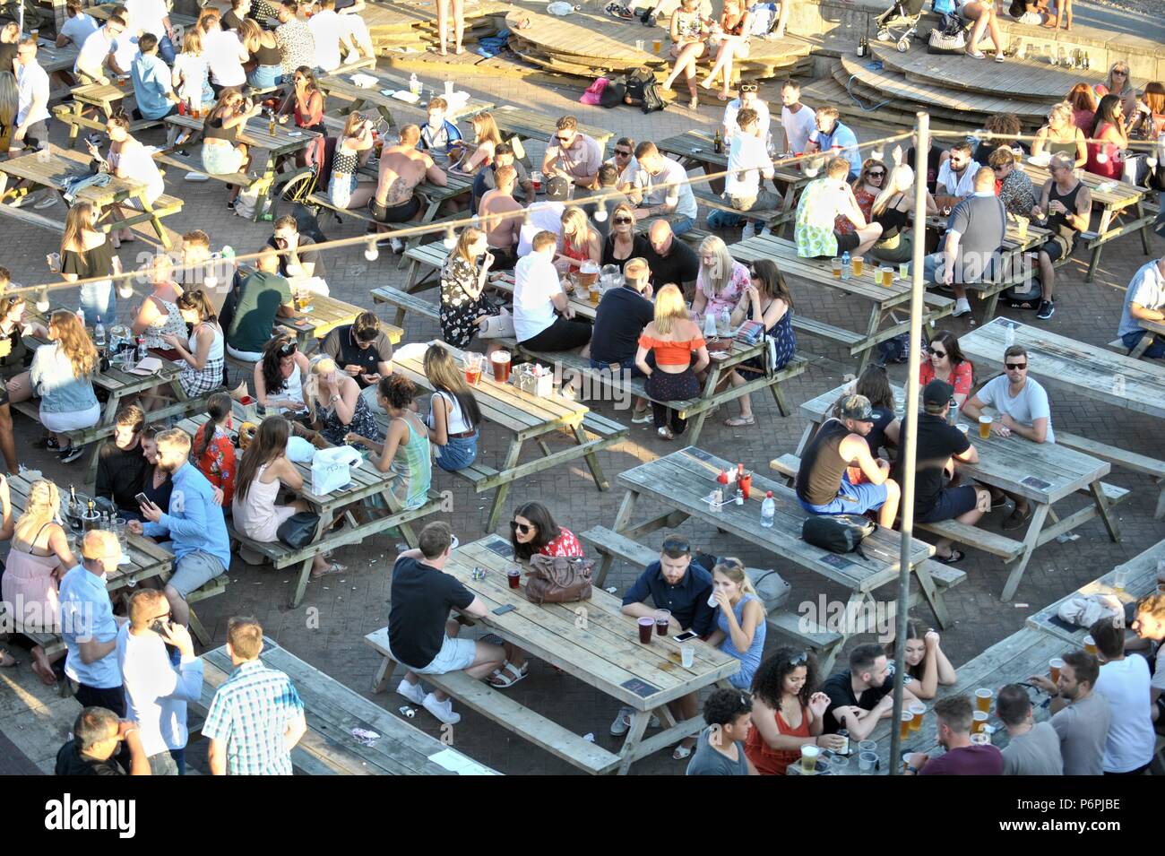 Le persone aventi il divertimento su una serata estati sul lungomare di Brighton Foto Stock