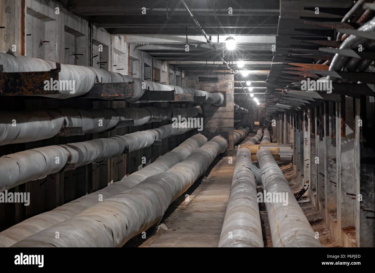 La metropolitana di utilità concreta rete di tunnel della tubazione di alimentazione dell'acqua, il calore di pipeline e archivio di cavo Foto Stock