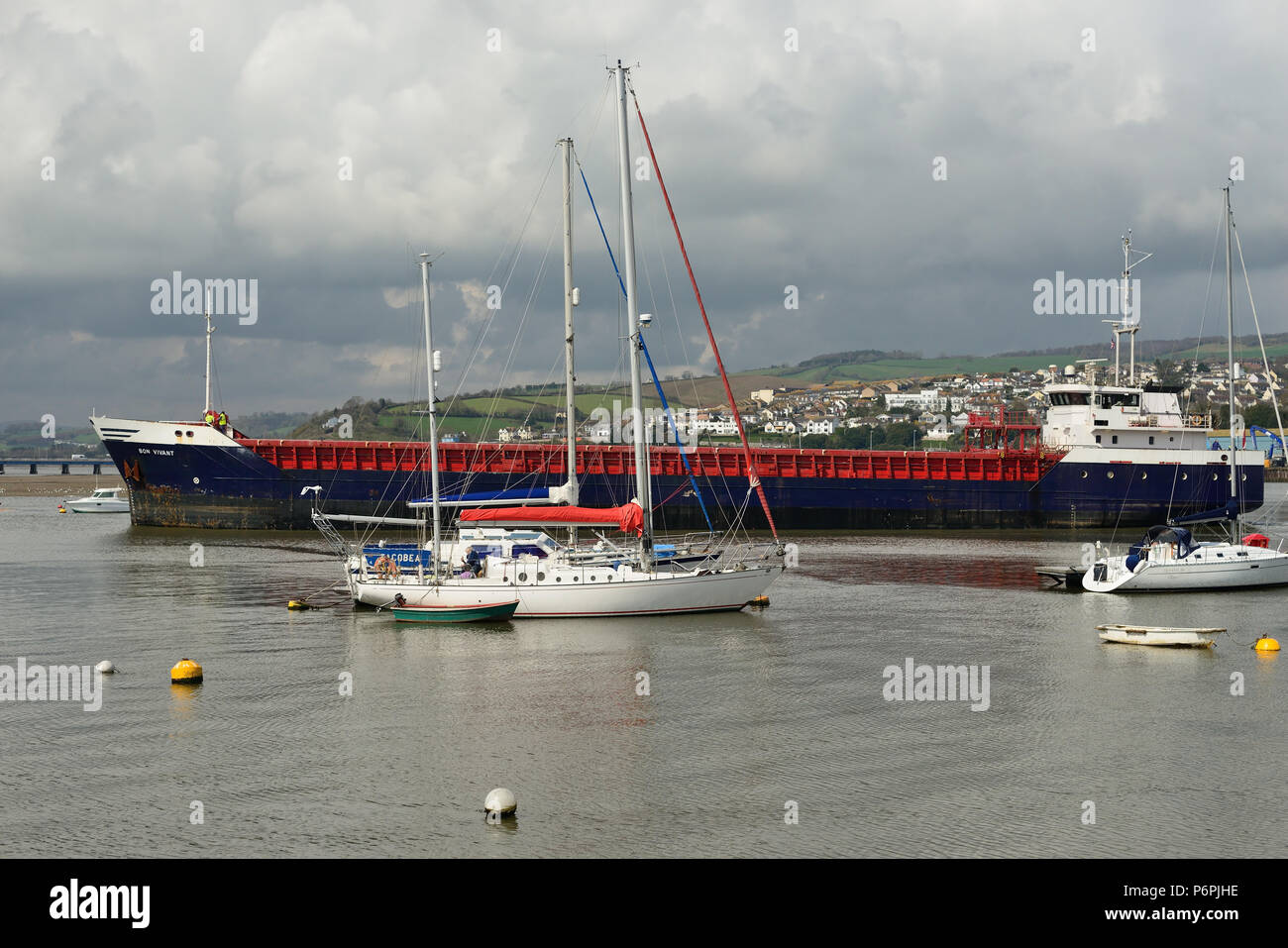 Nave da carico Bon Vivant lasciando Teignmouth porto. Foto Stock
