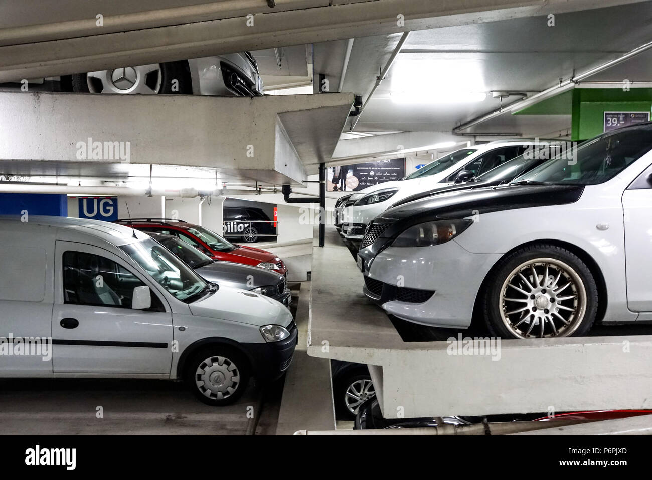 Lucerna, Svizzera - 2 dicembre 2017: storico multi-livello sistema di parcheggio nel centro città. parcheggio interno con multi-storey struttura Foto Stock