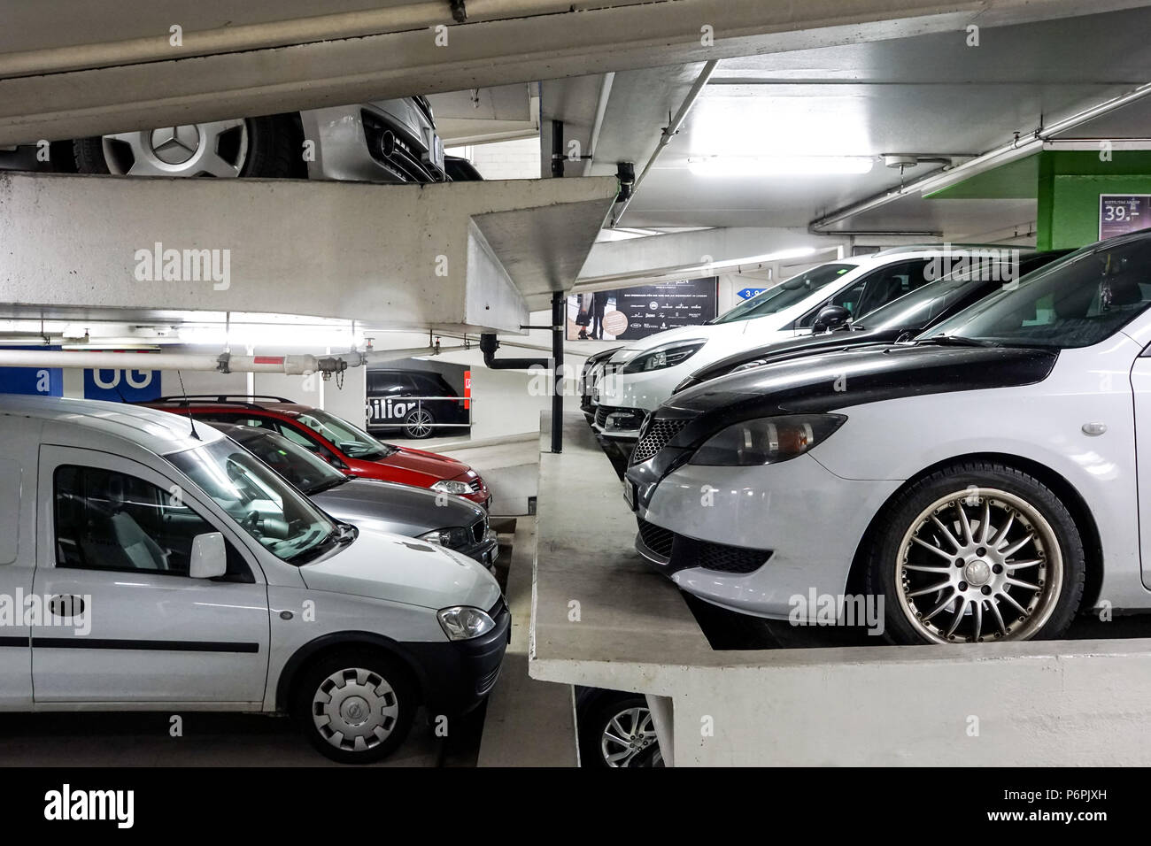 Lucerna, Svizzera - 2 dicembre 2017: storico multi-livello sistema di parcheggio nel centro città. parcheggio interno con multi-storey struttura Foto Stock