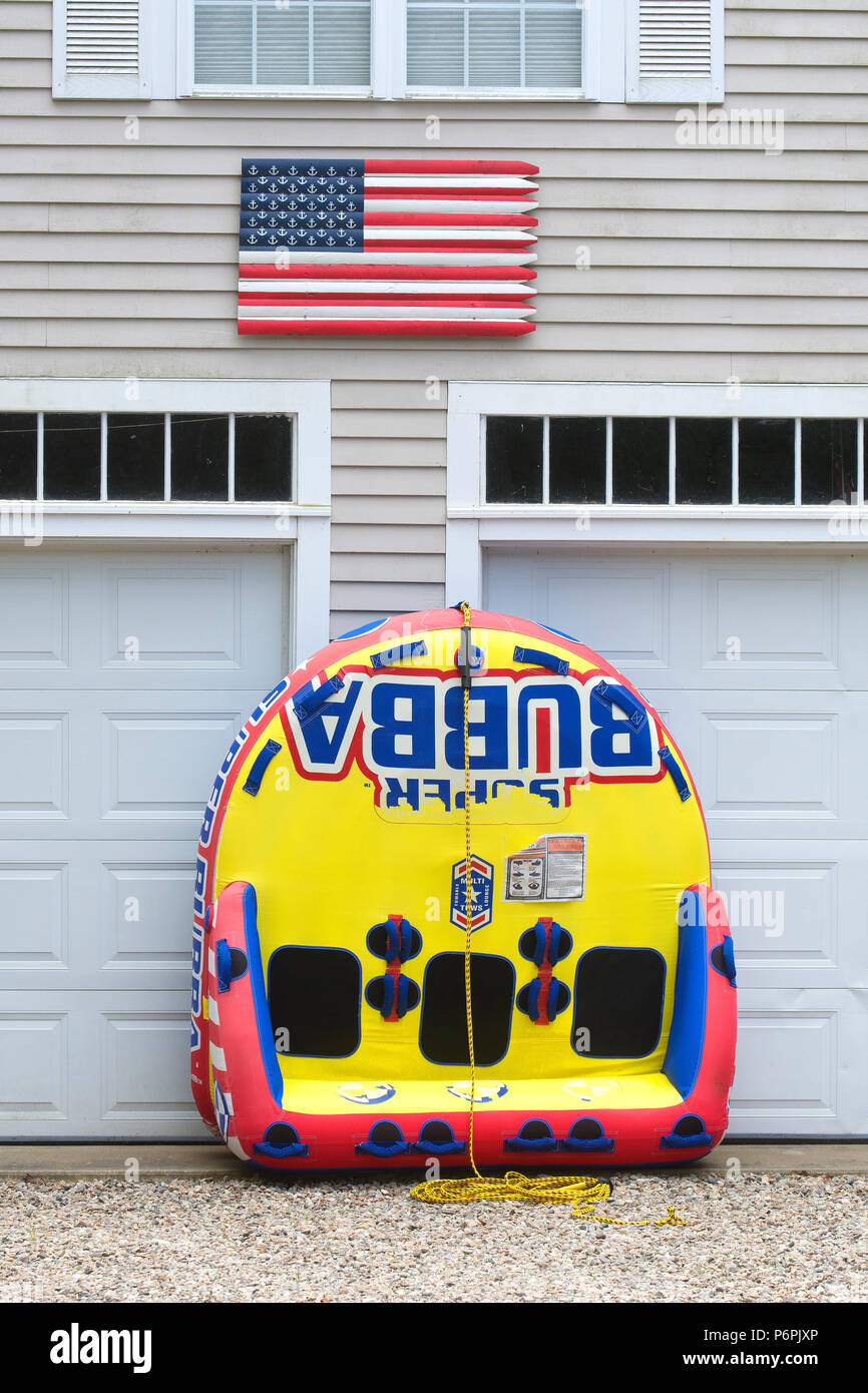 Un tubo appoggiato contro il lato di un garage su un Cape Cod home. Foto Stock