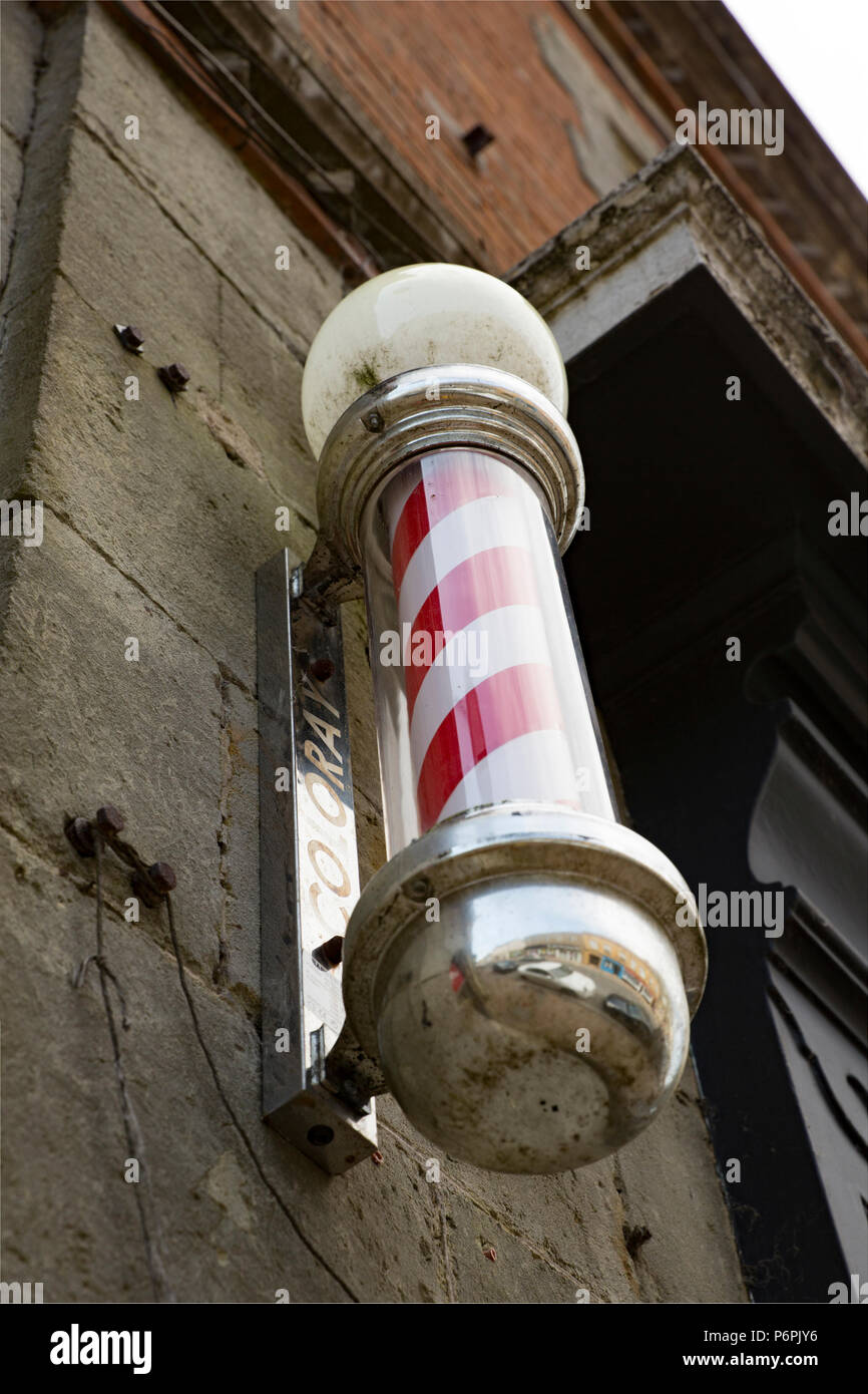 Un rosso e bianco del barbiere polo o segno, al di fuori di un negozio da barbiere in Shaftesbury. Il barbiere la pole ha una storia centenaria. Shaftesbury Nort Foto Stock