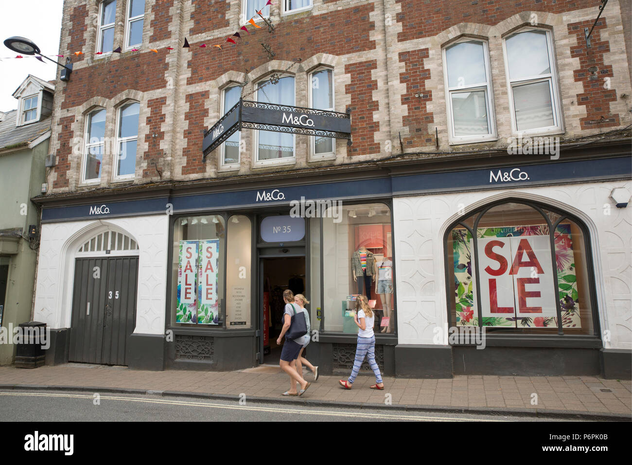 Un M&Co store la pubblicità di vendita sulla strada principale di Shaftesbury in Nord Inghilterra Dorset Regno Unito GB. Foto Stock