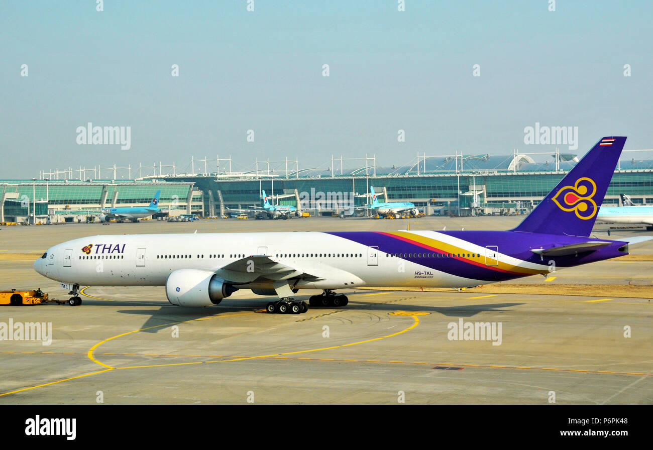 Boeing 777 di Thai Airways, l'Aeroporto Internazionale di Incheon di Seoul, Corea del Sud Foto Stock