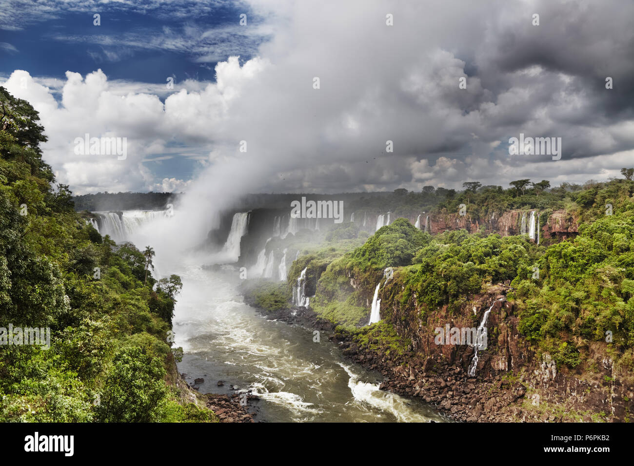 Iguassu Falls, la più grande serie di cascate del mondo, situato presso il brasiliano e argentino di frontiera, vista dal lato Brasiliano Foto Stock
