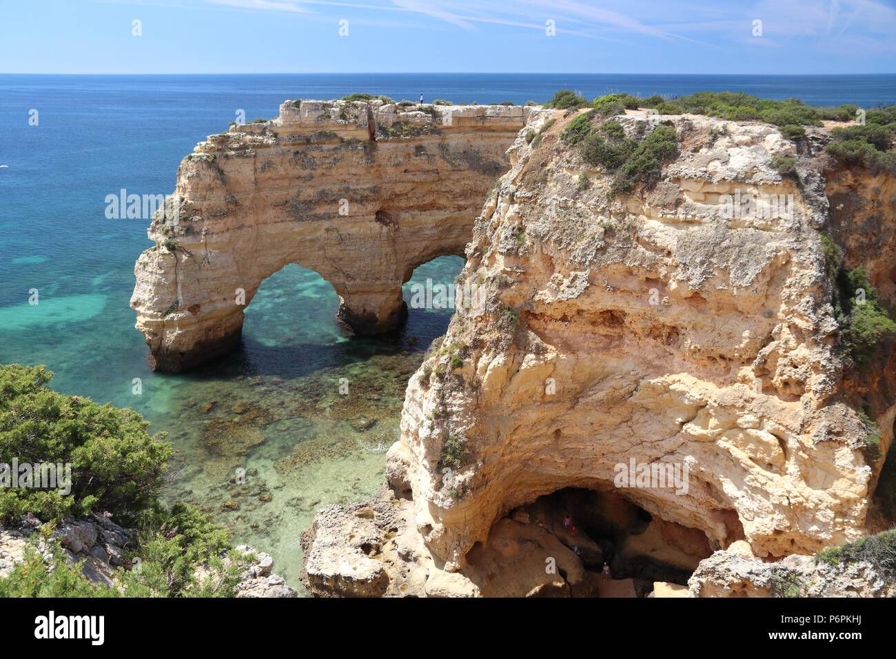 Il Portogallo costa atlantica paesaggio nella regione di Algarve. Marinha spiaggia naturale di doppia arcata. Foto Stock