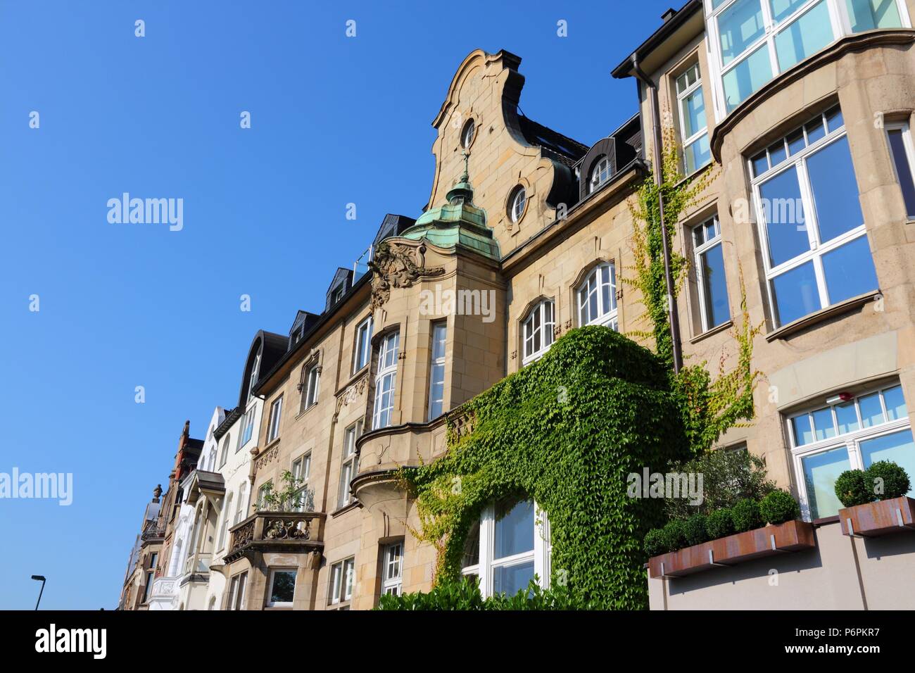 Dusseldorf - città della Renania settentrionale-Vestfalia regione della Germania. Parte della regione della Ruhr. Vecchie case decorativo in area di Oberkassel. Foto Stock