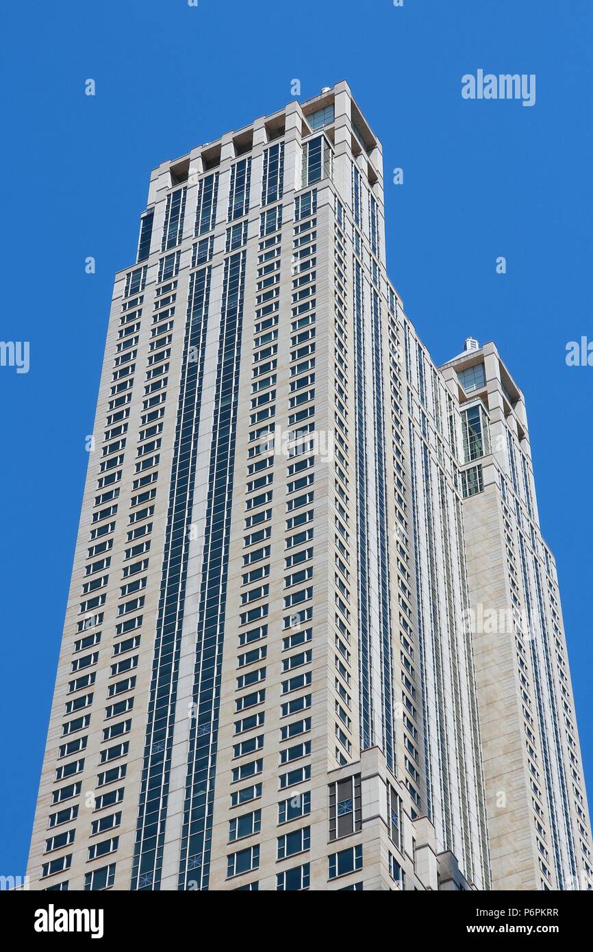 CHICAGO, Stati Uniti d'America - 28 giugno 2013: 900 North Michigan grattacielo a Chicago. È 265m di altezza e come di 2013 è il venticinquesimo edificio più alto negli Stati Uniti. Foto Stock