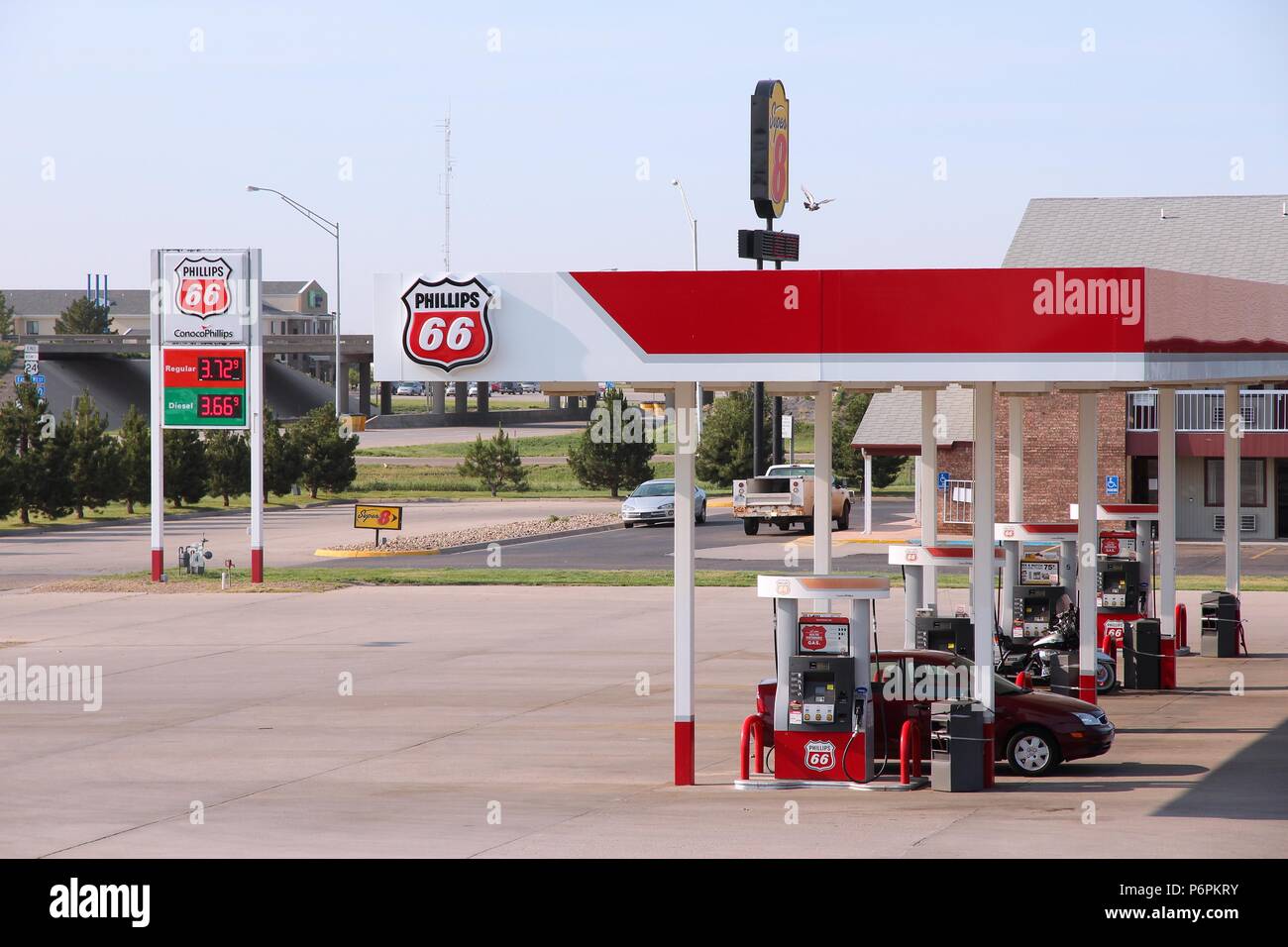 GOODLAND, KANSAS - 25 giugno: persone riempire i loro serbatoi presso Phillips 66 stazione di gas il 25 giugno 2013 in Goodland, Kansas. Phillips 66 ha raggiunto un fatturato di US$ 16 Foto Stock