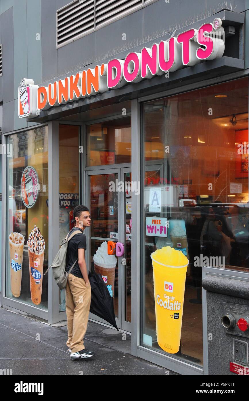 NEW YORK - 10 giugno: Persona visite Dunkin Donuts negozio il 10 giugno 2013 a New York. La società è il più grande caffè e prodotti da forno in franchising il Foto Stock