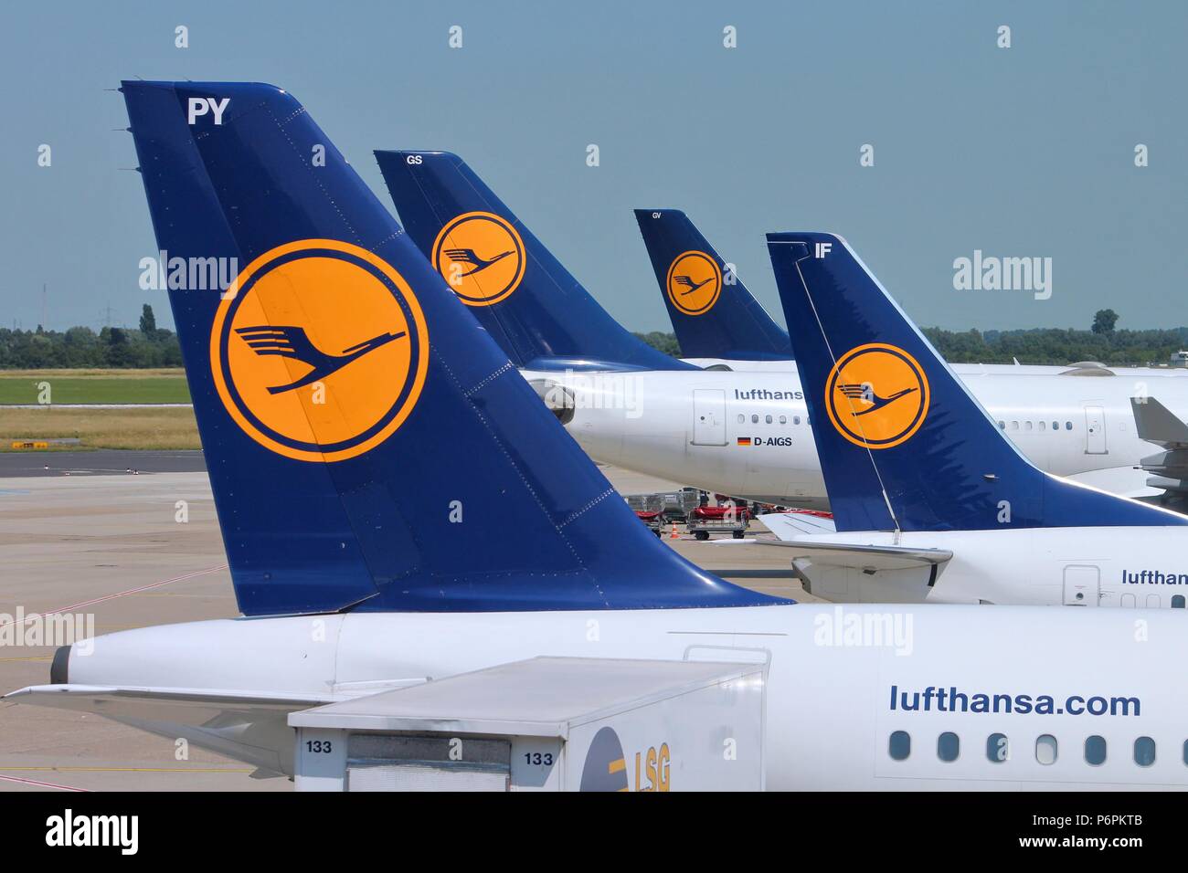 DUSSELDORF, Germania - 8 luglio: più aerei Lufthansa attendere su luglio 8, 2013 in aeroporto di Dusseldorf, Germania. Gruppo Lufthansa portato oltre 103 millio Foto Stock