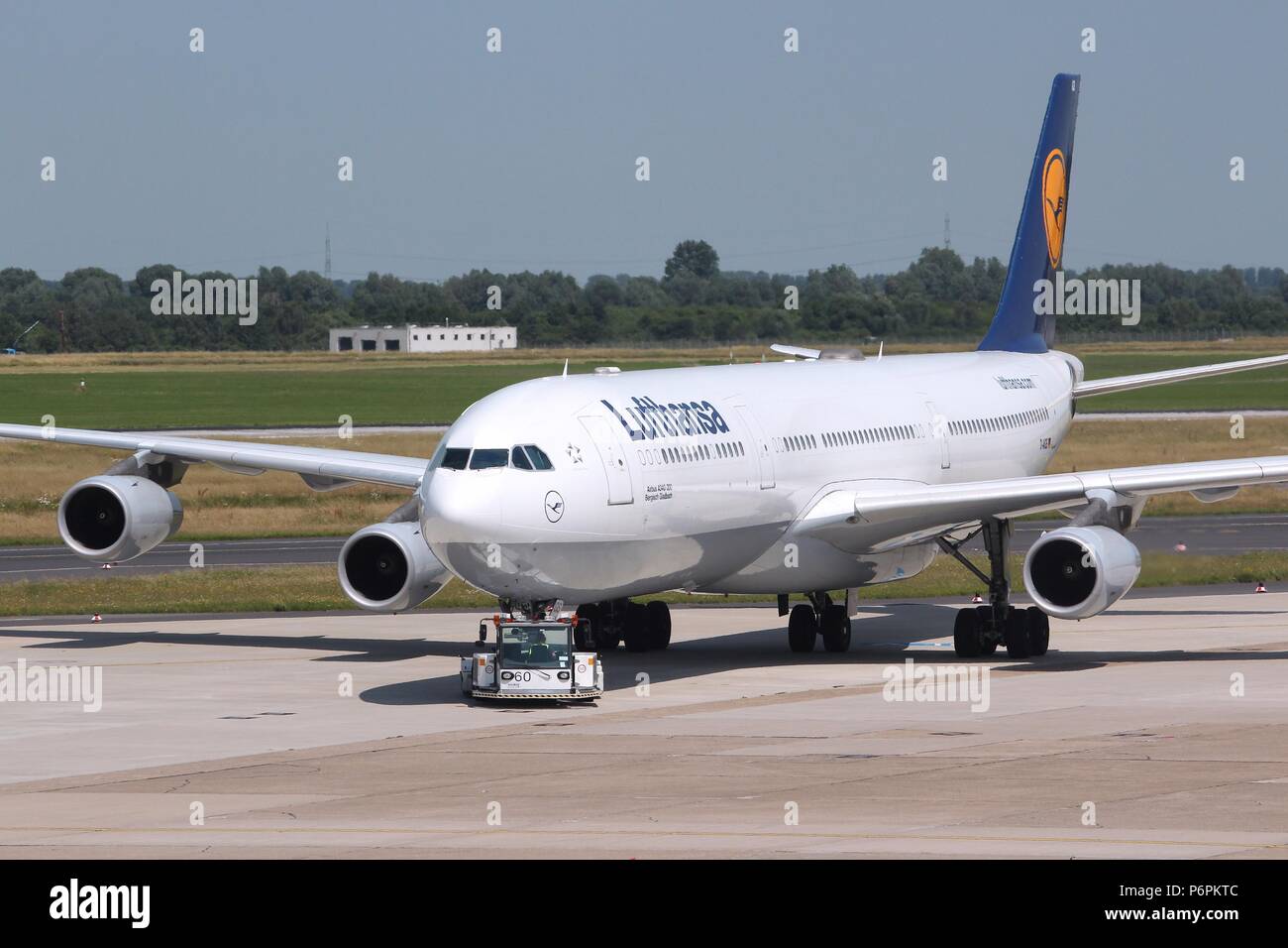 DUSSELDORF, Germania - 8 luglio: Lufthansa Airbus A340 viene spinto di nuovo nel luglio 8, 2013 in aeroporto di Dusseldorf, Germania. Gruppo Lufthansa portato oltre 103 mi Foto Stock